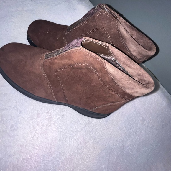 Elegant Brown Ankle Booties - Picture 1 of 4